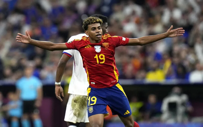 lamine yamal bao nhieu tuoi hanh trinh cua than dong barcelona