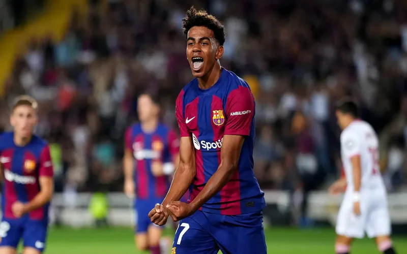 lamine yamal bao nhieu tuoi hanh trinh cua than dong barcelona