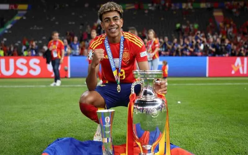 lamine yamal bao nhieu tuoi hanh trinh cua than dong barcelona