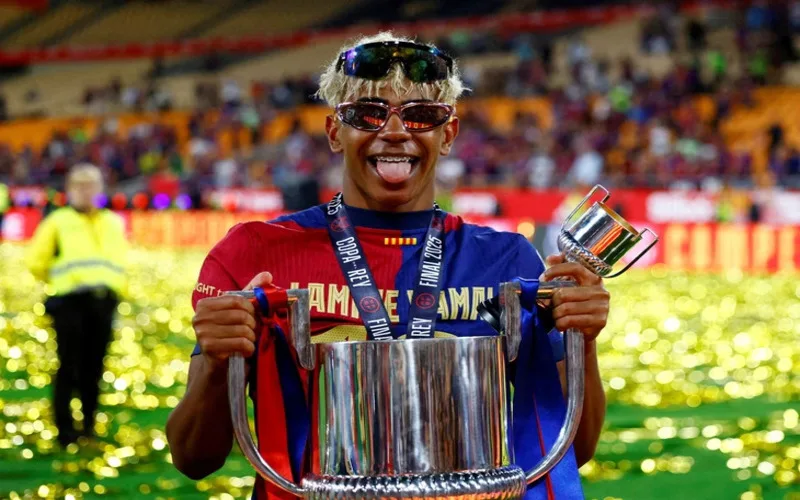 lamine yamal bao nhieu tuoi hanh trinh cua than dong barcelona