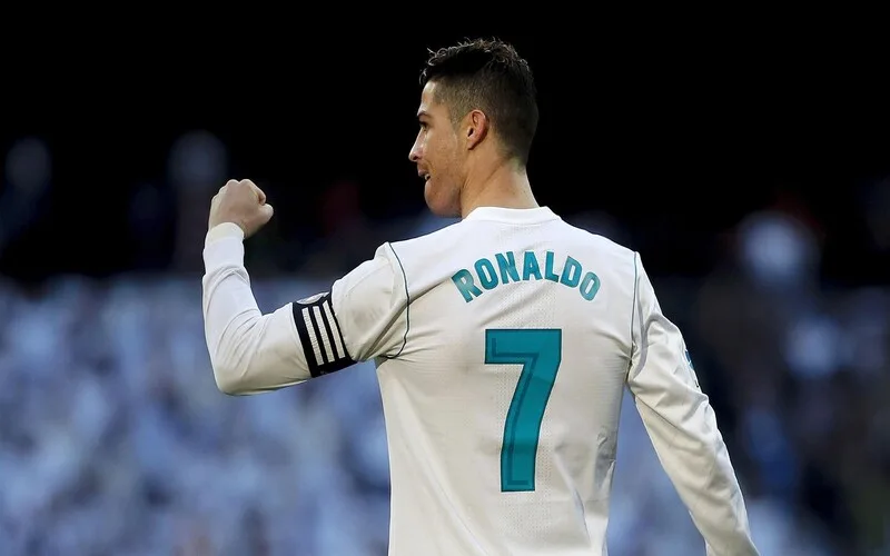 ronaldo mac ao so may qua tung giai doan su nghiep