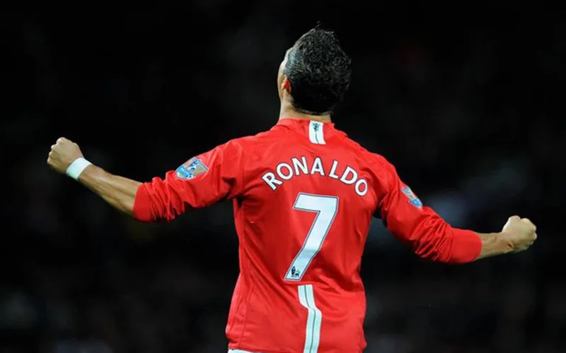 ronaldo mac ao so may qua tung giai doan su nghiep